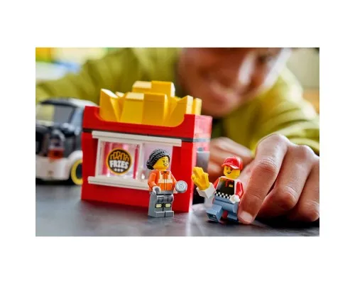 Конструктор LEGO City Вантажівка з картоплею фрі (60488)