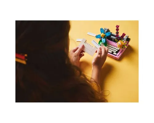 Конструктор LEGO Creator Друкарська машинка з квітами (31169)