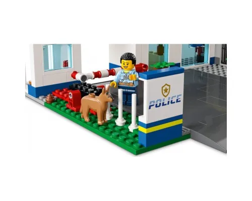 Конструктор LEGO City Полицейский участок 668 деталей (60316)