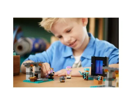 Конструктор LEGO Minecraft Зброярня 203 деталей (21252)