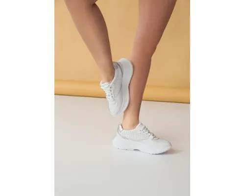 Білі жіночі шкіряні кросівки з перфорацією