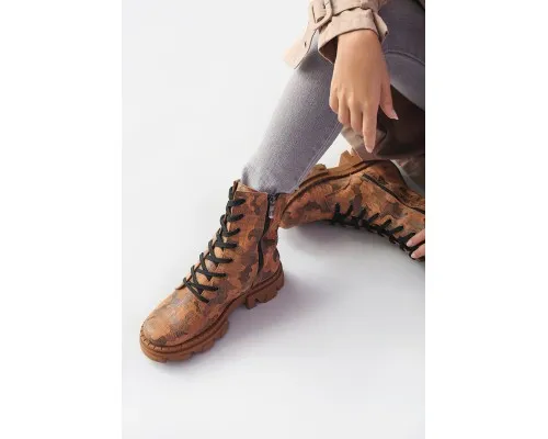 Жіночі коричневі черевики з камуфляжним та текстовим принтом