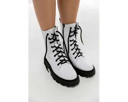 Білі жіночі демісезонні черевики з чорною вставкою