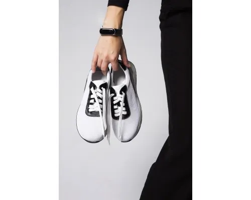 Білі жіночі текстильні кросівки із чорними вставками