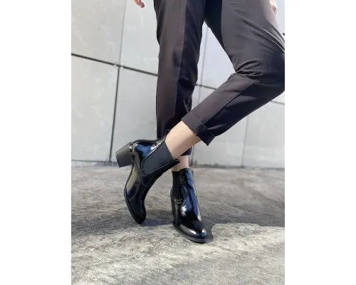 Демісезонні лакові черевики чорного кольору на підборах
